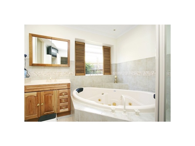 15 St Marks Close, Dingley Village VIC 3172