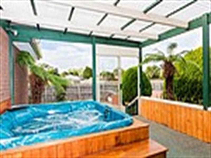 11 Golfwood Close, Dingley Village VIC 3172