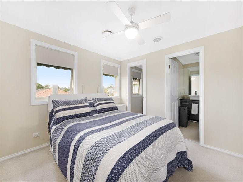 18 Albert Place, Dingley Village VIC 3172