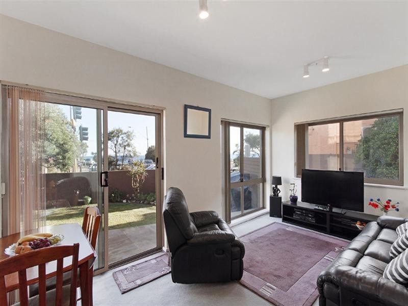 2/70 Beach Road, Mentone VIC 3194