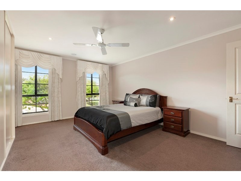 4 Ruby Place, Dingley Village VIC 3172
