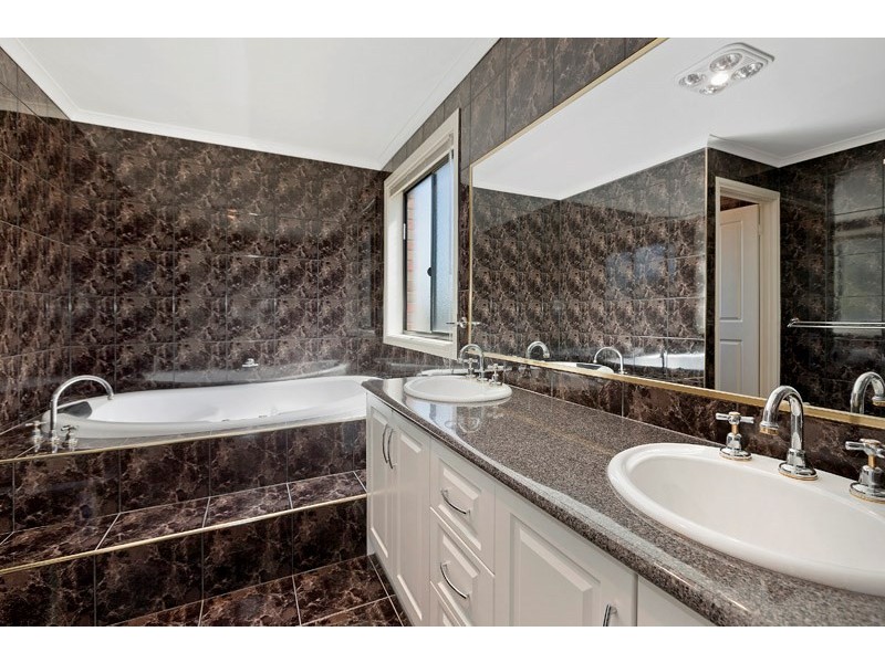 4 Ruby Place, Dingley Village VIC 3172