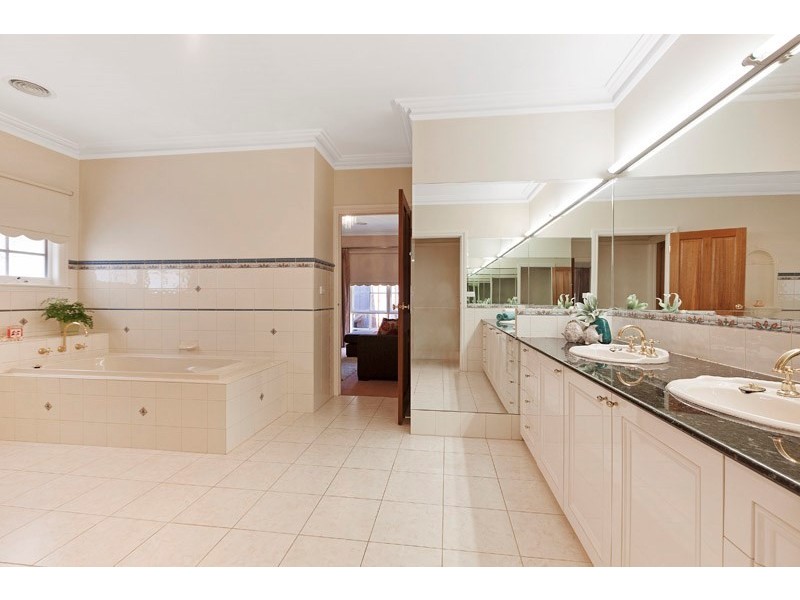 10 Emery Drive, Dingley Village VIC 3172