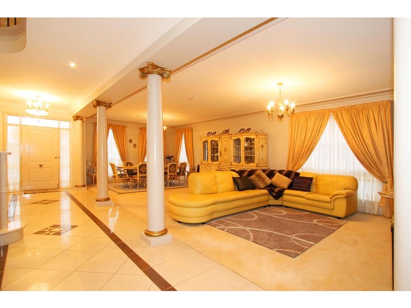 25 Wheatland Crescent, Dingley Village VIC 3172