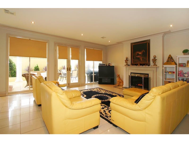 25 Wheatland Crescent, Dingley Village VIC 3172