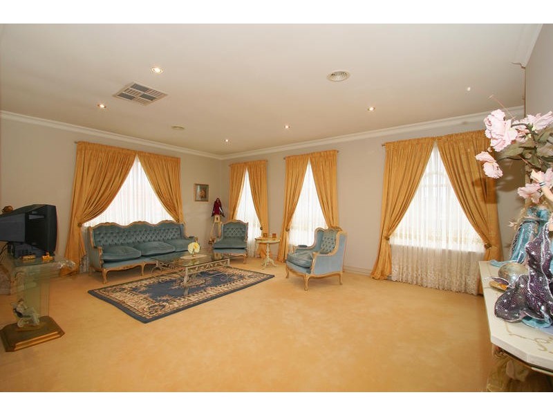 25 Wheatland Crescent, Dingley Village VIC 3172