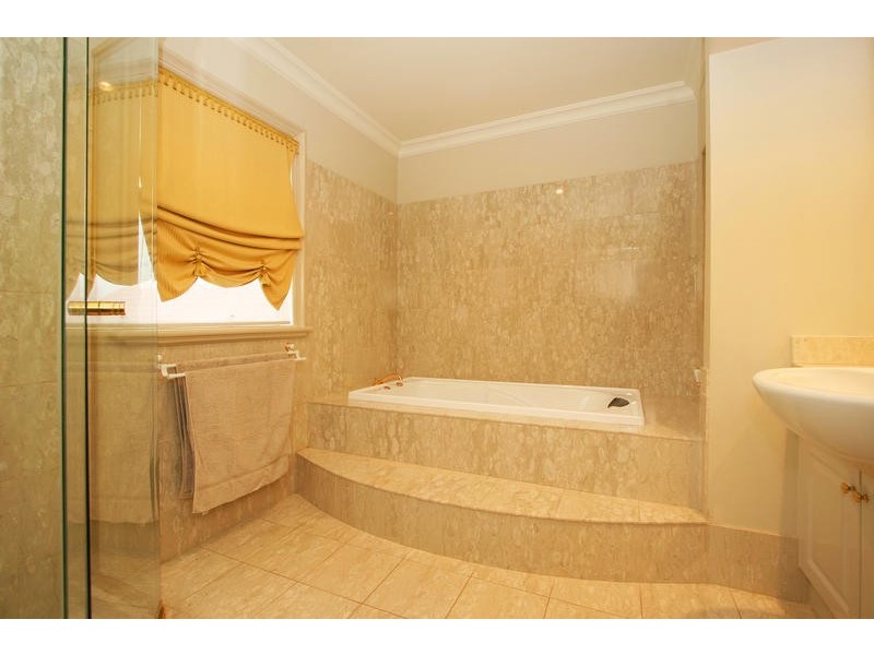 25 Wheatland Crescent, Dingley Village VIC 3172