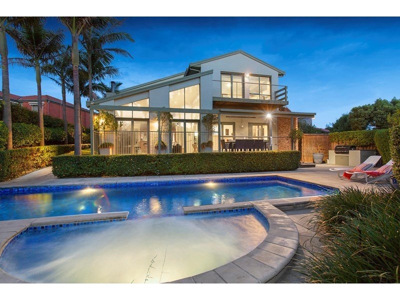 8 Evelyn Court, Dingley Village VIC 3172