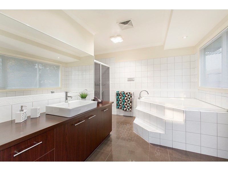 8 Evelyn Court, Dingley Village VIC 3172