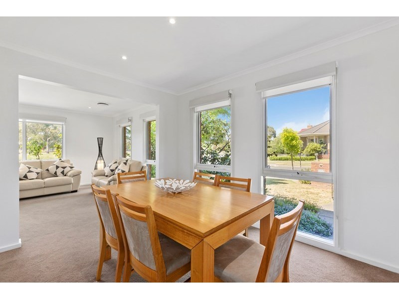 1 Lakeland Court, Dingley Village VIC 3172