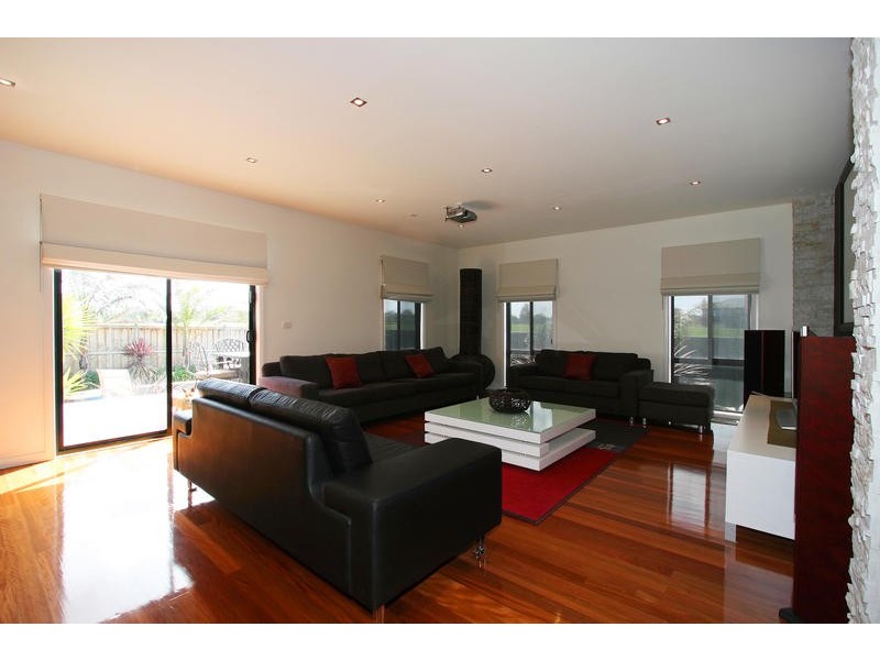 27 Lake King Circle, Waterways VIC 3195