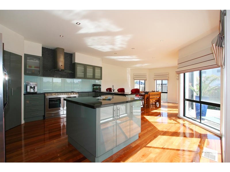 27 Lake King Circle, Waterways VIC 3195