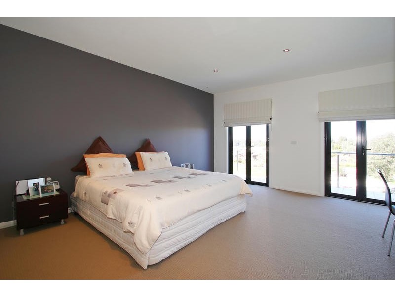 27 Lake King Circle, Waterways VIC 3195