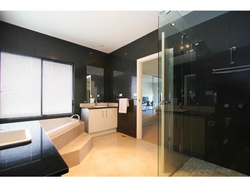 27 Lake King Circle, Waterways VIC 3195