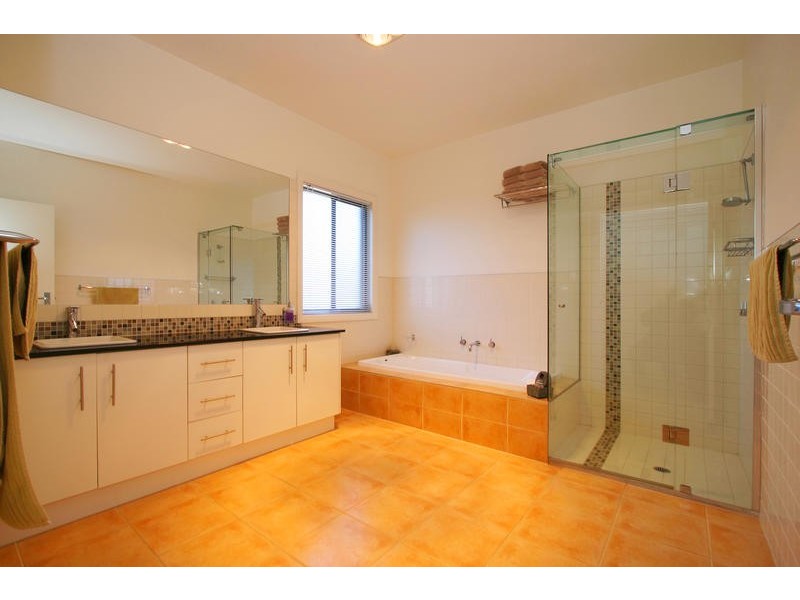 27 Lake King Circle, Waterways VIC 3195