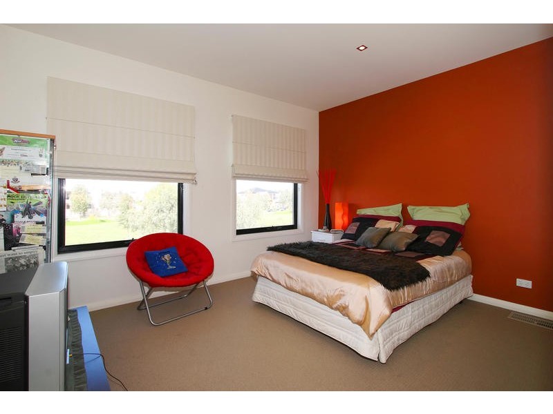 27 Lake King Circle, Waterways VIC 3195