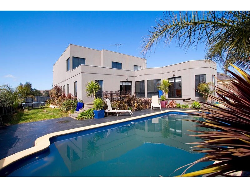 27 Lake King Circle, Waterways VIC 3195
