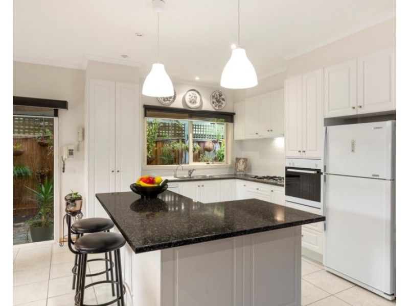 2/302 Spring Road, Dingley Village VIC 3172