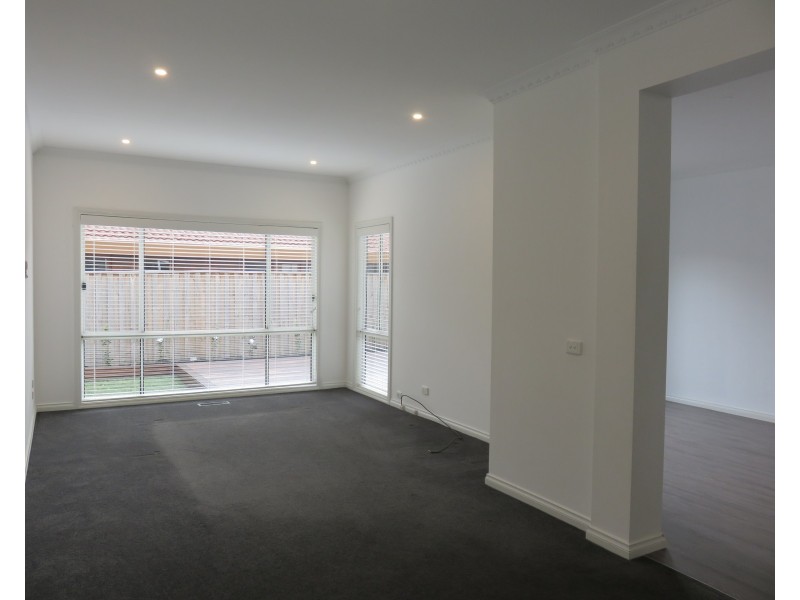 1/2 Fernhill Drive, Dingley Village VIC 3172