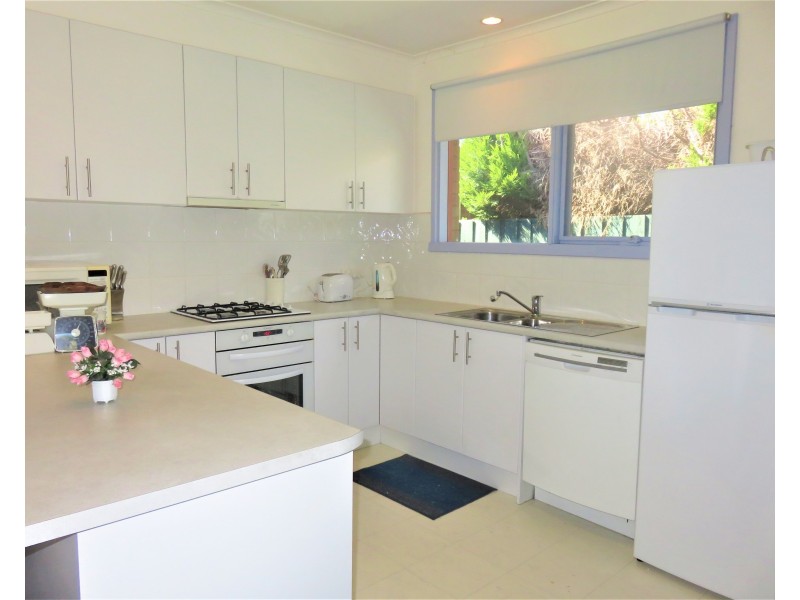 16 Pickworth Drive, Dingley Village VIC 3172