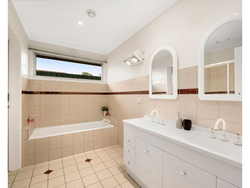 8 Jannali Drive, Dingley Village VIC 3172