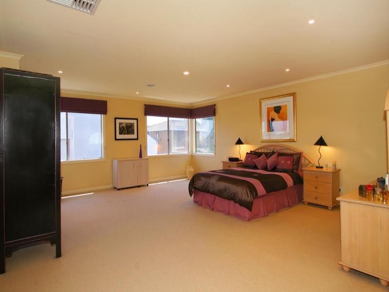 7 Donna Close, Dingley Village VIC 3172