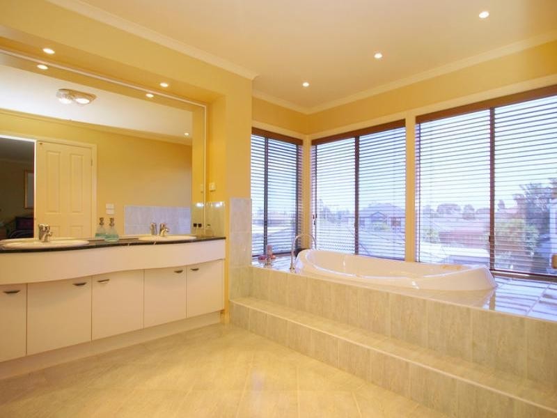 7 Donna Close, Dingley Village VIC 3172