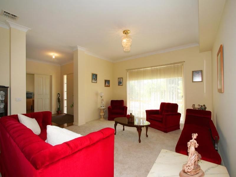 8 Seaton Drive, Dingley Village VIC 3172