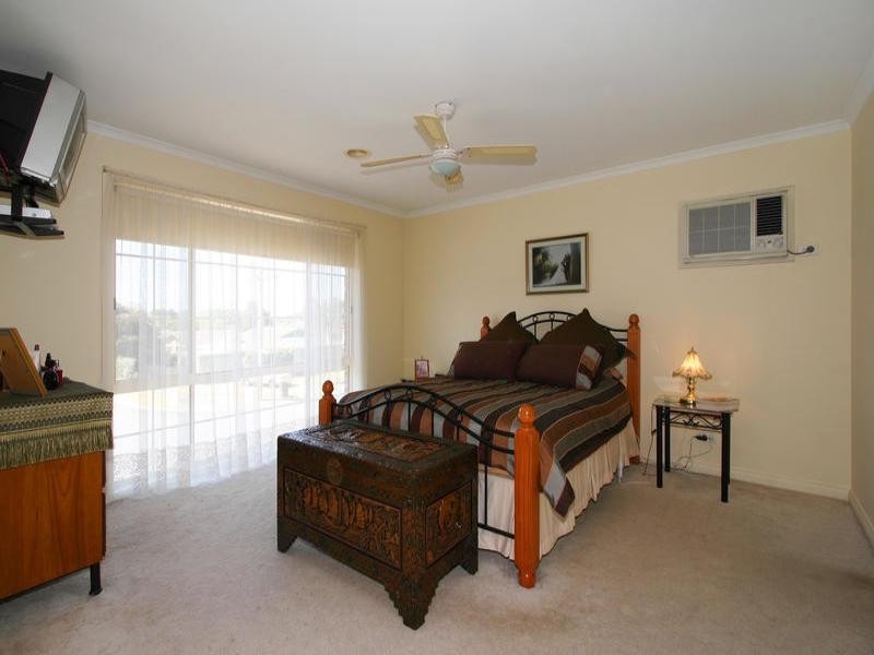 8 Seaton Drive, Dingley Village VIC 3172