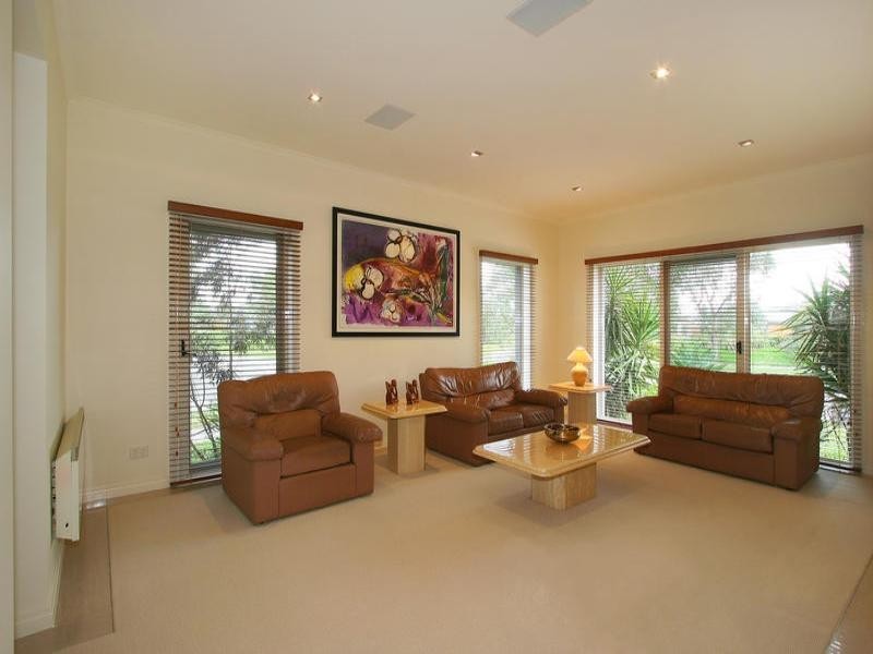 16 Lake King Circle, Waterways VIC 3195