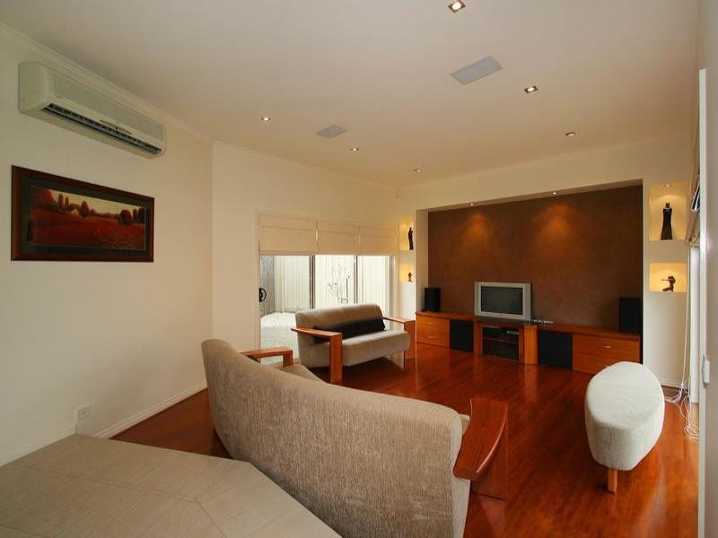 16 Lake King Circle, Waterways VIC 3195