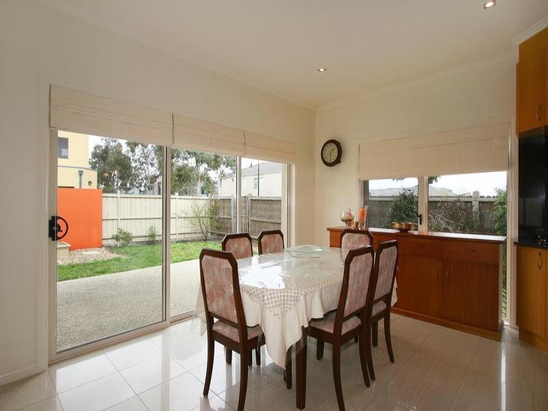 16 Lake King Circle, Waterways VIC 3195