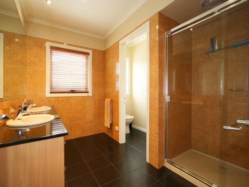 16 Lake King Circle, Waterways VIC 3195