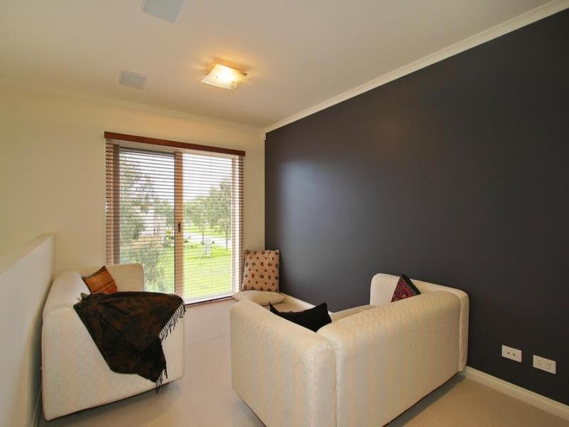 16 Lake King Circle, Waterways VIC 3195