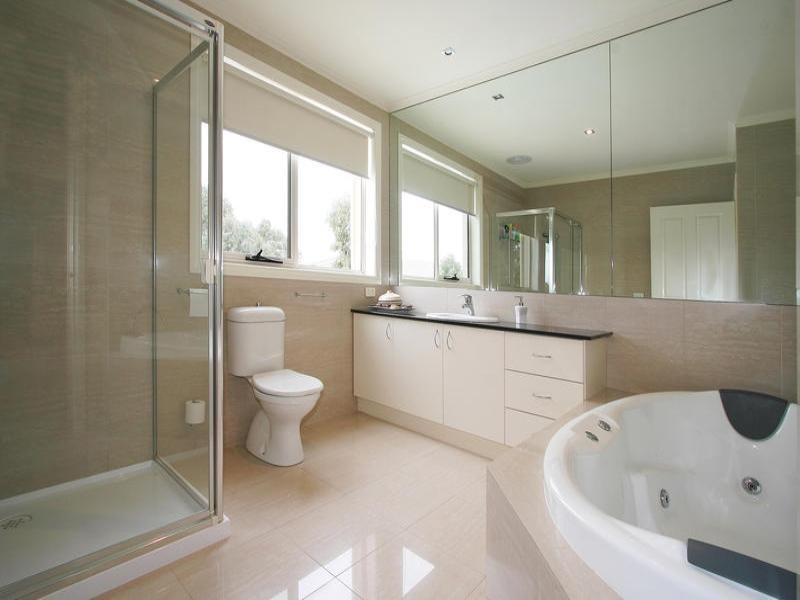 16 Lake King Circle, Waterways VIC 3195