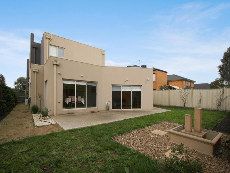 16 Lake King Circle, Waterways VIC 3195