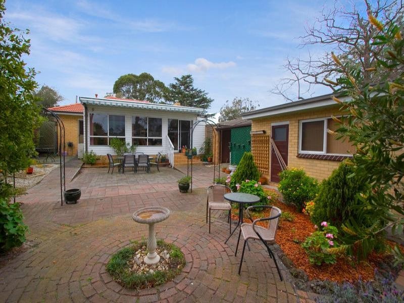 6 Kingswood Drive, Dingley Village VIC 3172