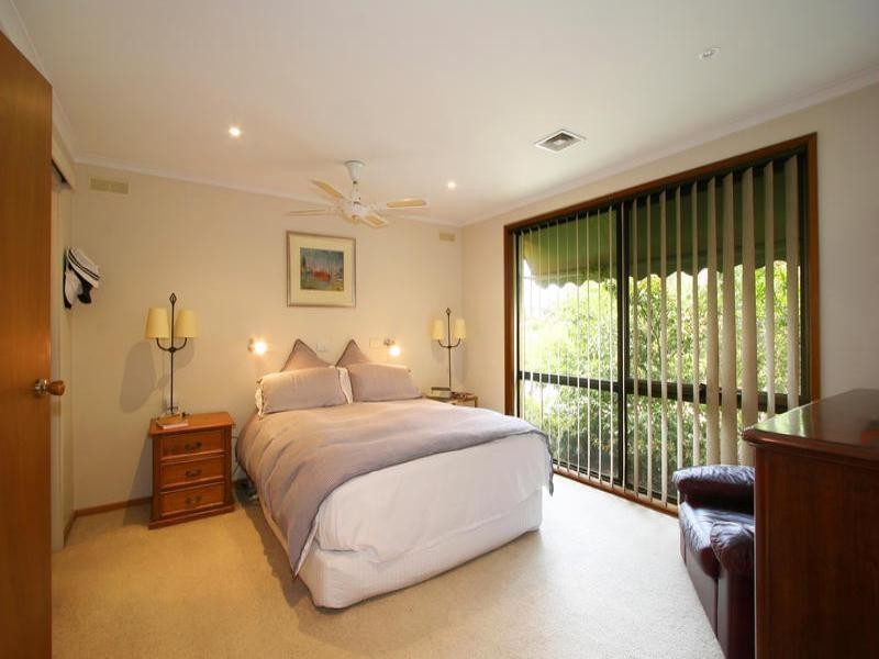 1 Lauren Close, Dingley Village VIC 3172