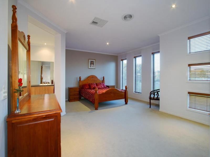 1 The Mews, Waterways VIC 3195