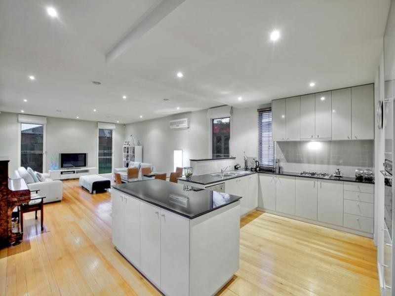 2 Waterside Drive, Waterways VIC 3195