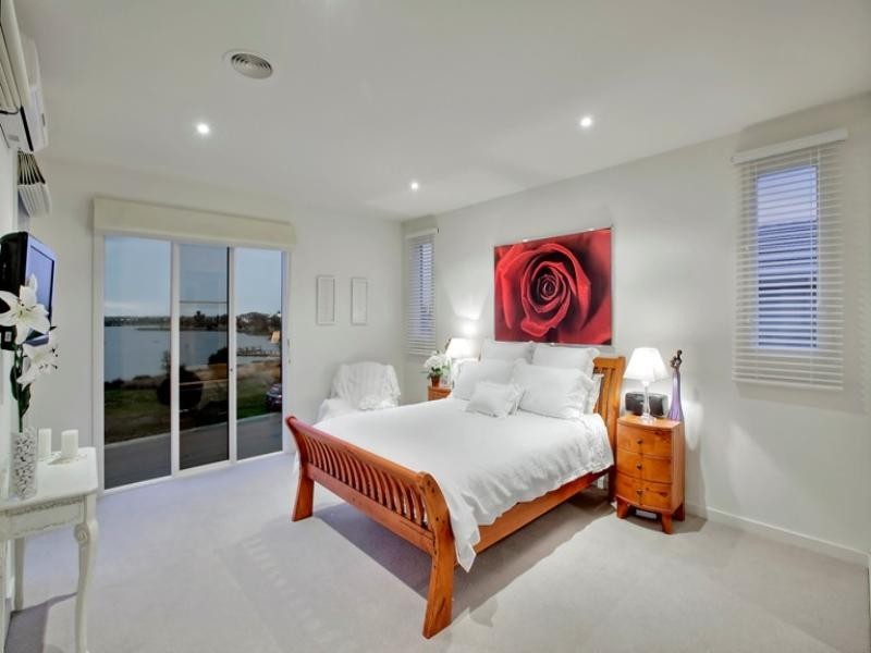 2 Waterside Drive, Waterways VIC 3195
