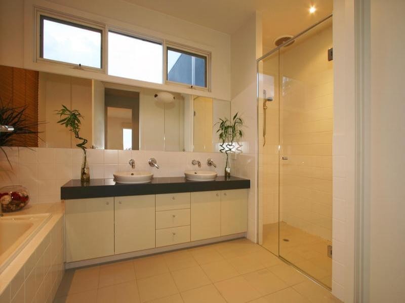 2 Waterside Drive, Waterways VIC 3195