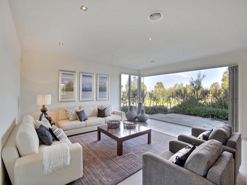 34 Waterside Drive, Waterways VIC 3195