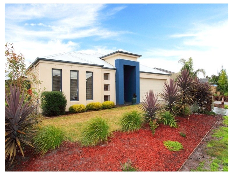 2 Greenbush Grove, Waterways VIC 3195