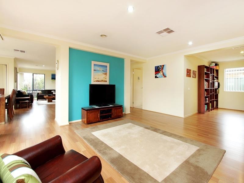 2 Greenbush Grove, Waterways VIC 3195