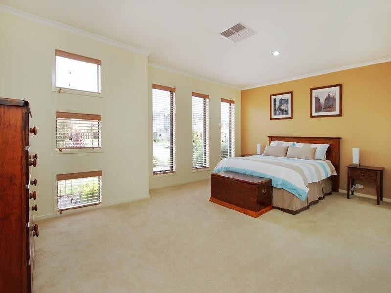 2 Greenbush Grove, Waterways VIC 3195