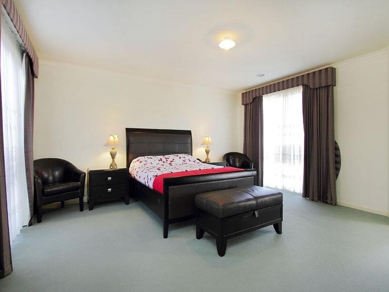 16 Aisha Crescent, Dingley Village VIC 3172