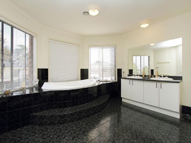 16 Aisha Crescent, Dingley Village VIC 3172