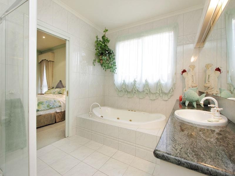 12 Fernhill Drive, Dingley Village VIC 3172