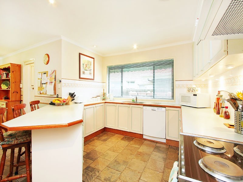 32 Golf Links Crescent, Dingley Village VIC 3172